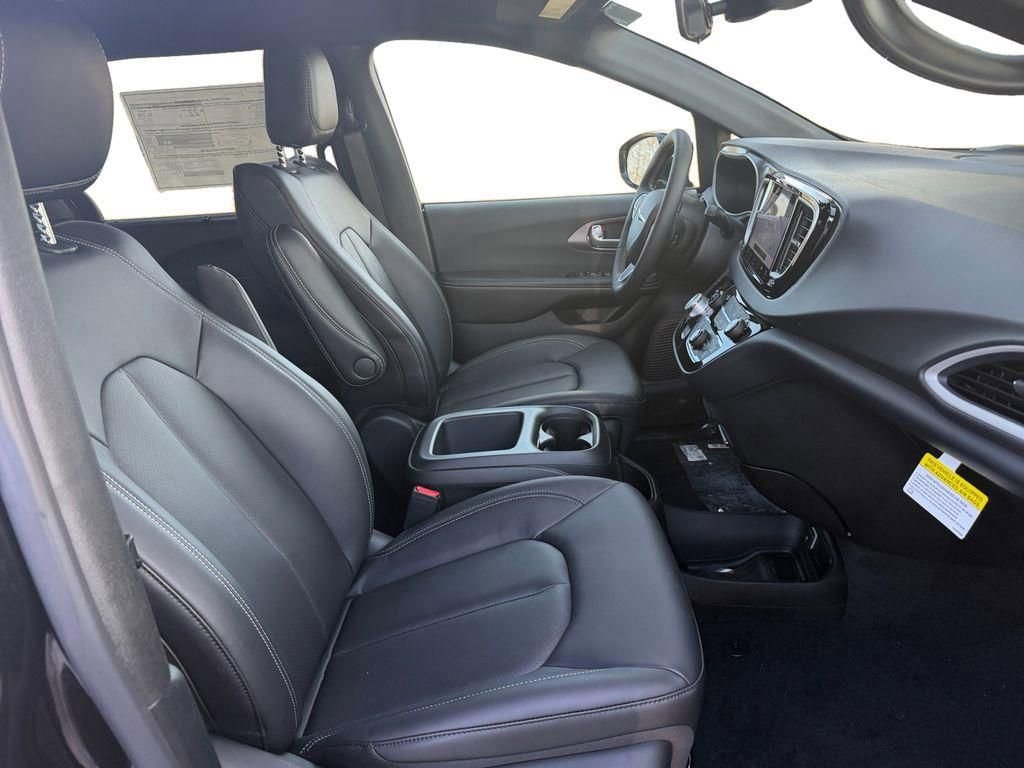 New 2026 Chrysler Voyager LX image 15