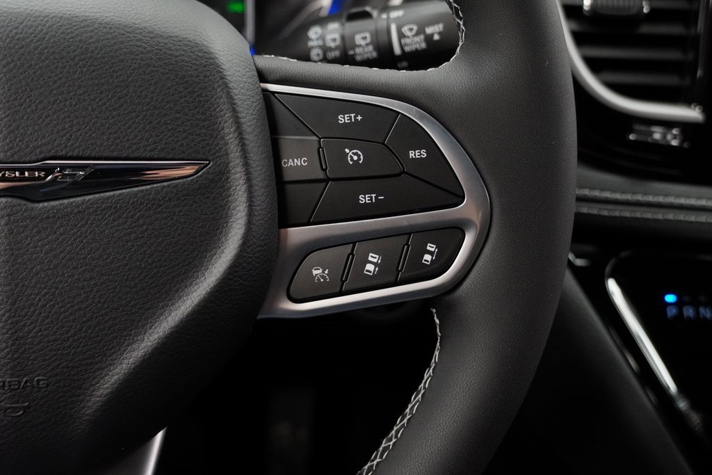 Certified 2025 Chrysler Pacifica Select image 33