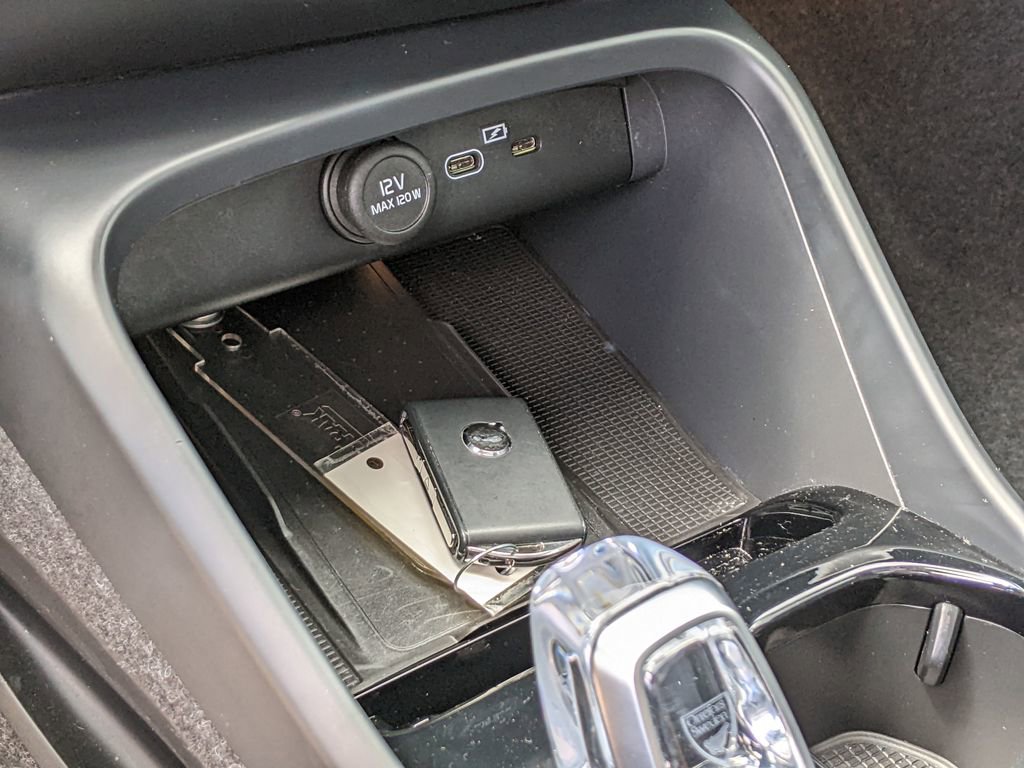 Certified 2025 Volvo XC40 B5 Plus image 18