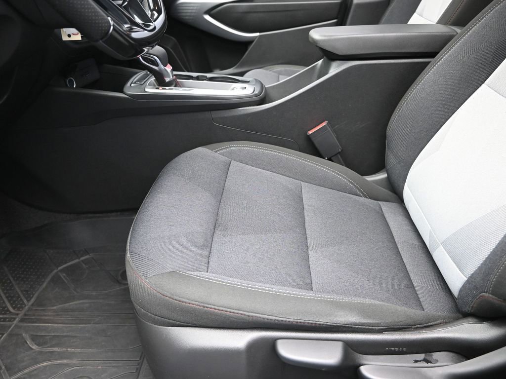 Used 2025 Chevrolet Trax RS w/ Sunroof Package image 13