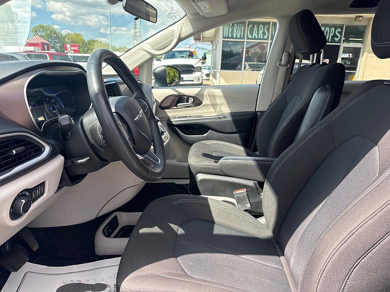 Used 2022 Chrysler Voyager LX image 10