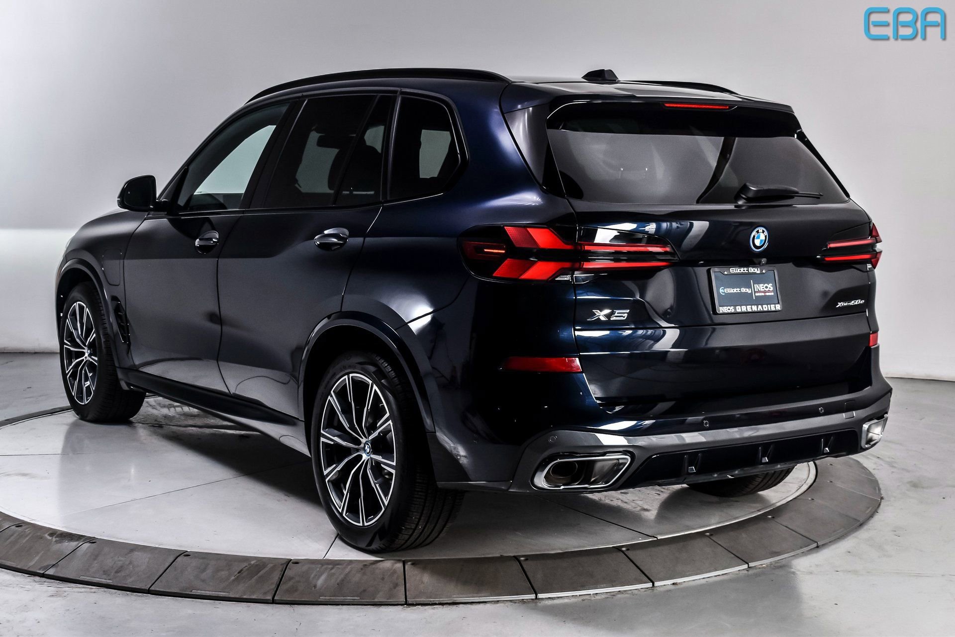 Used 2025 BMW X5 xDrive50e w/ M Sport Package AWD/4WD image 4