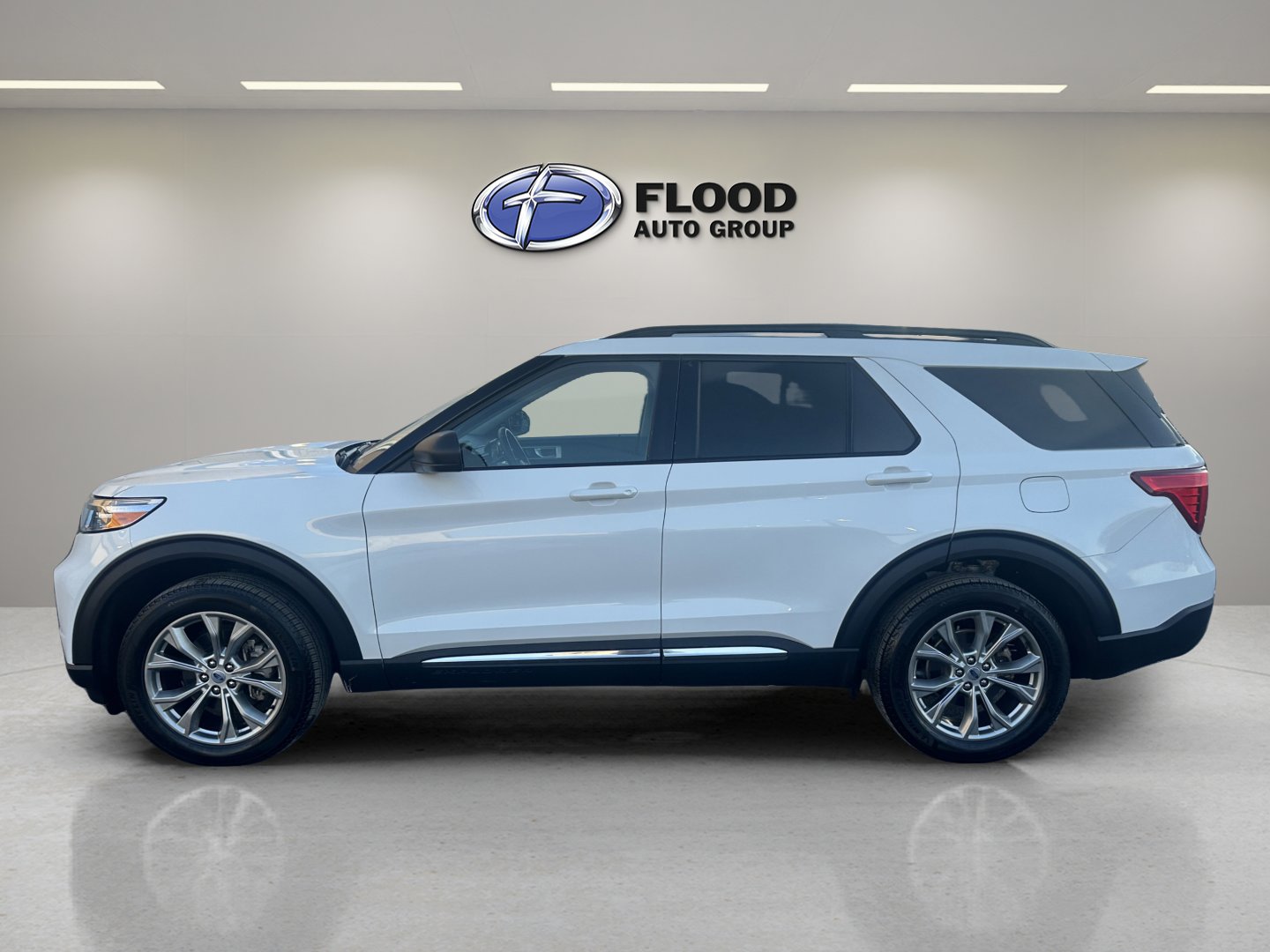 Used 2022 Ford Explorer XLT w/ Equipment Group 202A image 5