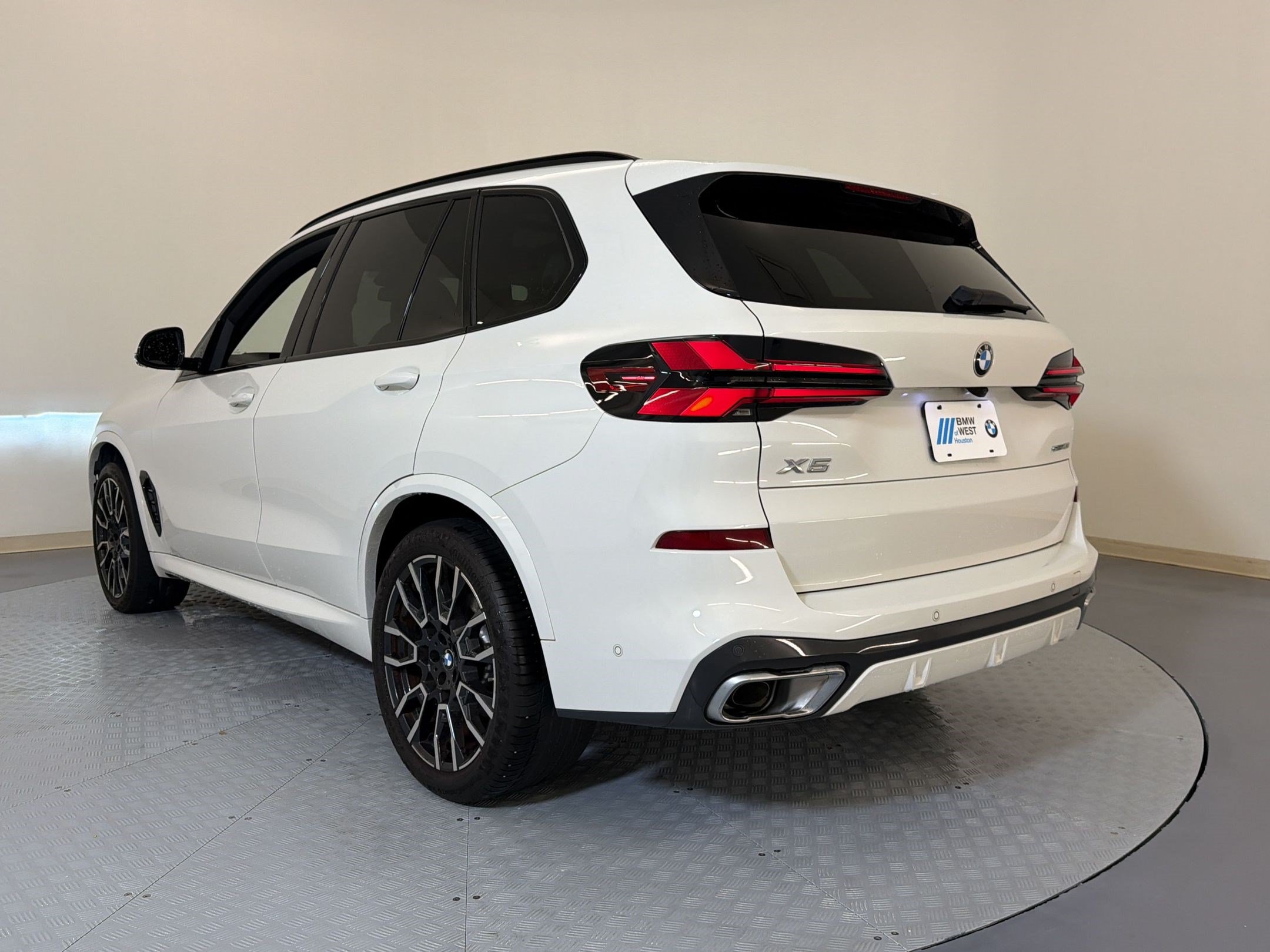 Used 2024 BMW X5 sDrive40i w/ M Sport Package RWD image 3