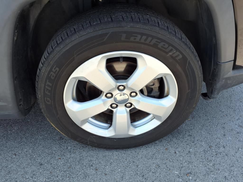 Used 2017 Jeep Compass Latitude FWD image 7