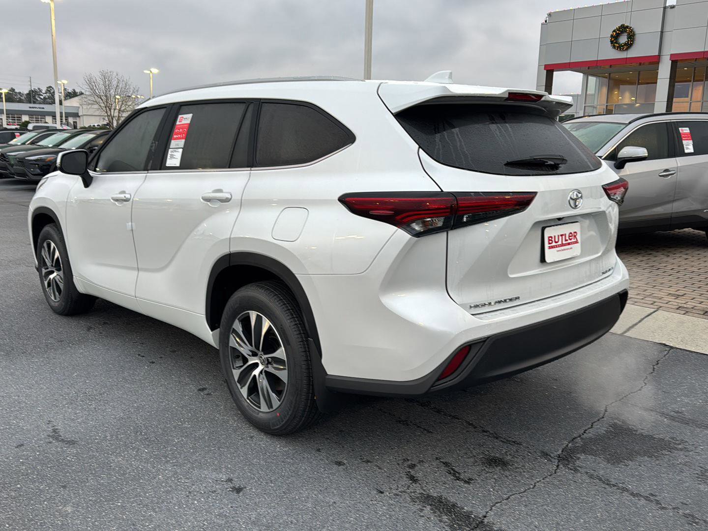 New 2026 Toyota Highlander XLE image 3