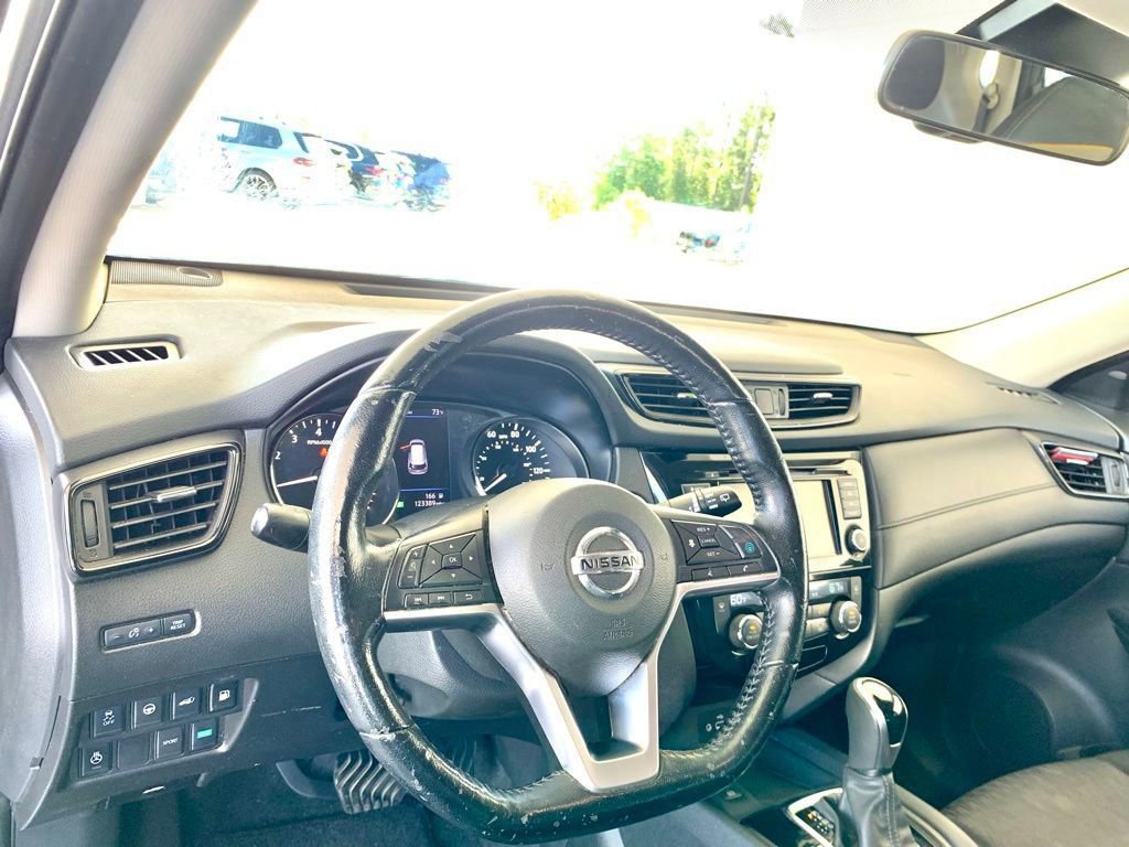Used 2020 Nissan Rogue SV w/ Premium Package FWD image 11