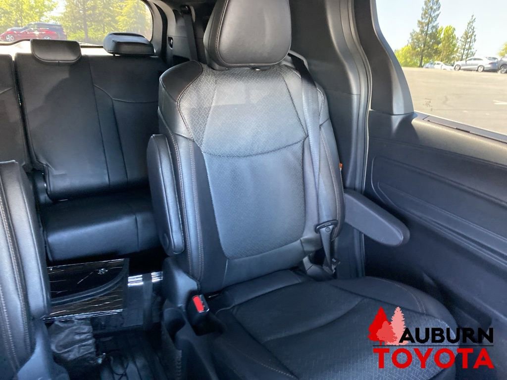 Used 2025 Toyota Sienna Platinum AWD/4WD image 24