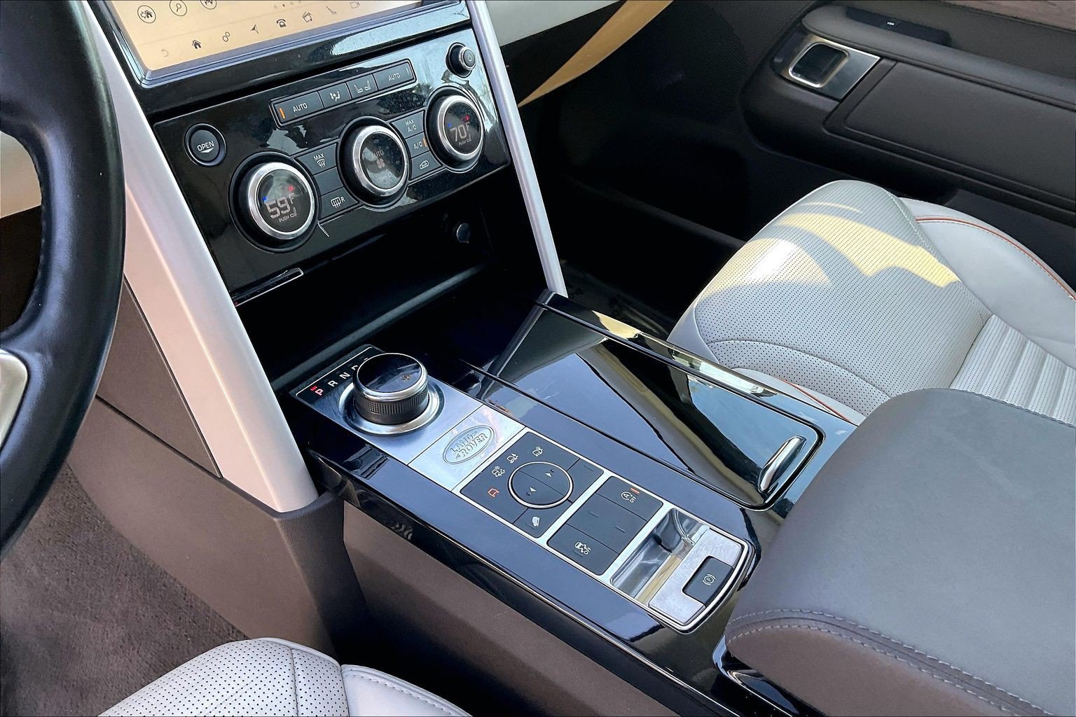 Used 2019 Land Rover Discovery HSE AWD/4WD image 16