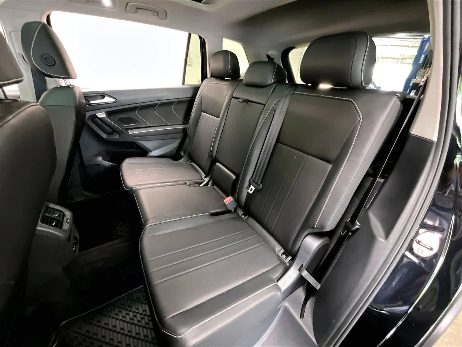 Used 2023 Volkswagen Tiguan SE w/ Panoramic Sunroof Package FWD image 29