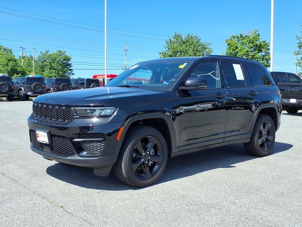 Used 2024 Jeep Grand Cherokee Altitude AWD/4WD image 2