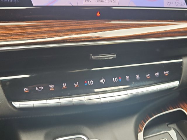 Used 2022 Cadillac Escalade Premium Luxury RWD image 15