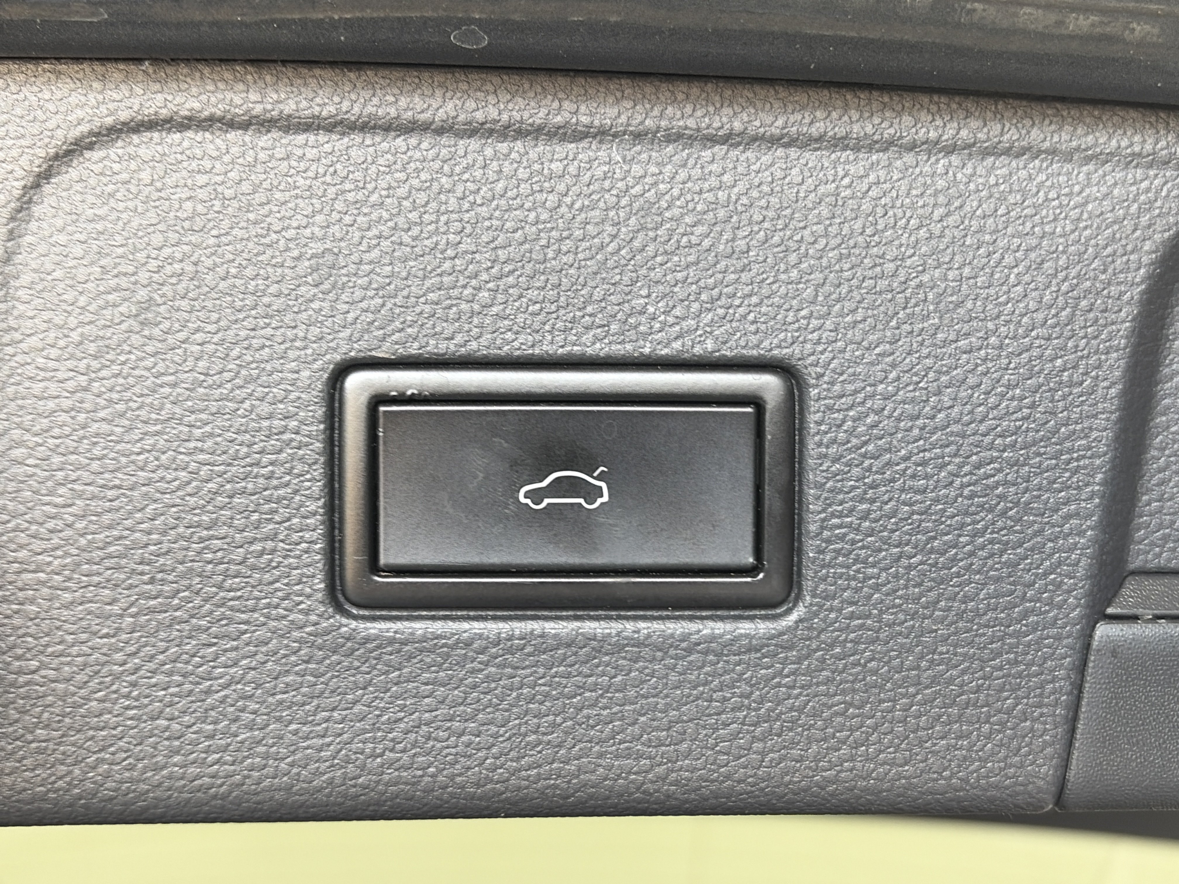 Used 2018 Volkswagen Atlas SEL FWD image 16