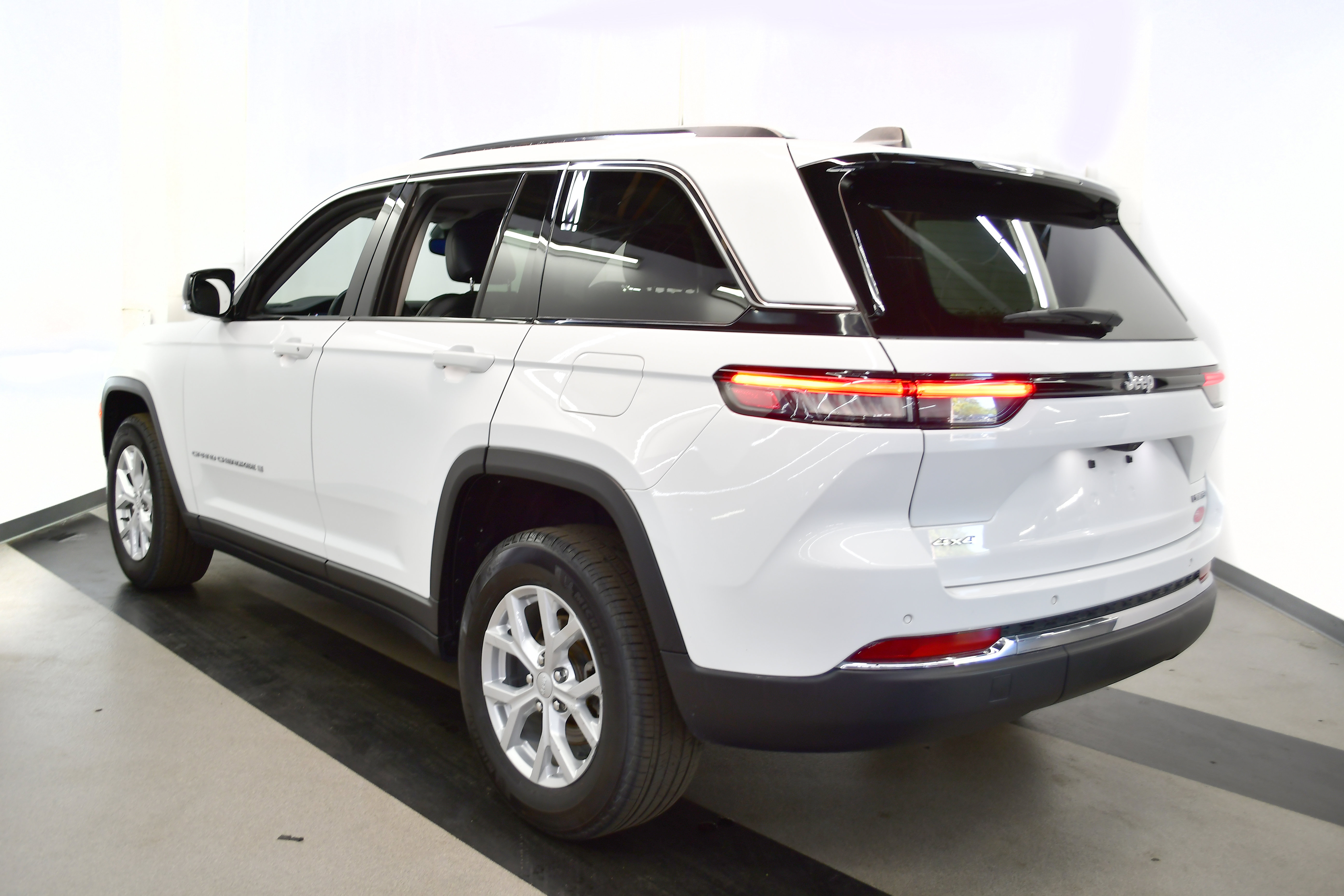 Used 2024 Jeep Grand Cherokee Limited image 5