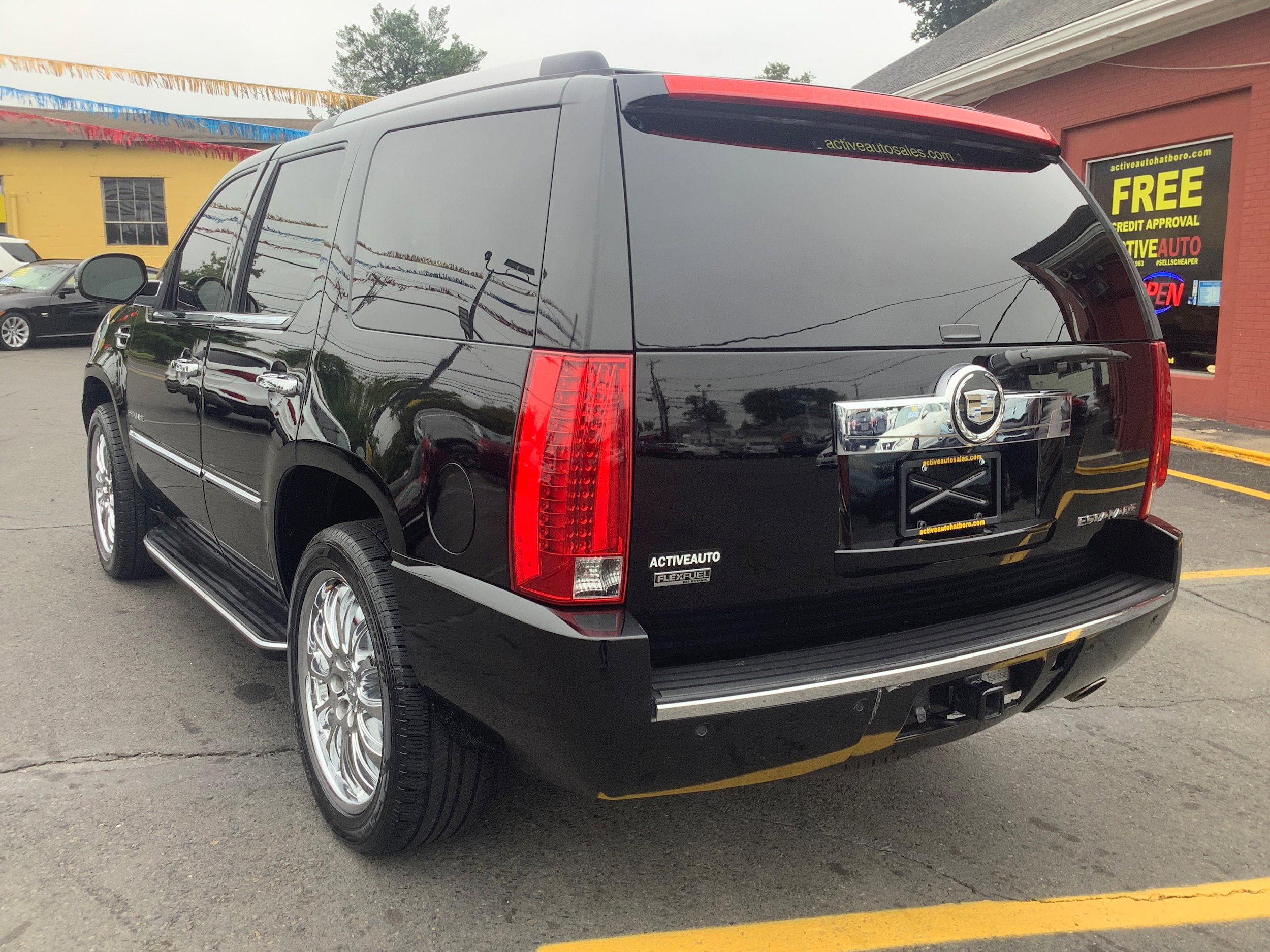 Used 2011 Cadillac Escalade Luxury AWD/4WD image 5