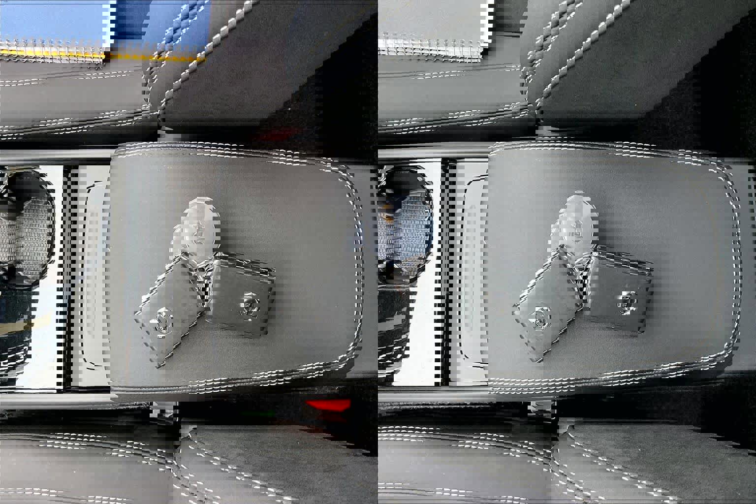 Used 2023 Volvo XC40 Recharge Ultimate image 14