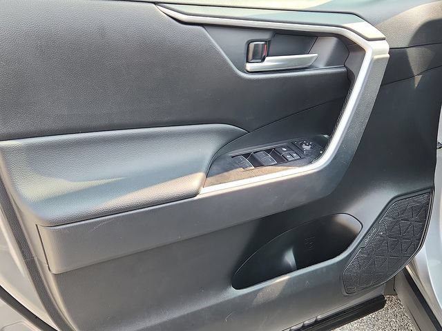 Used 2025 Toyota RAV4 XLE AWD/4WD image 12