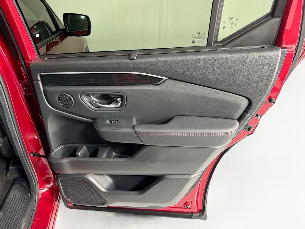 Certified 2025 Honda Pilot Black Edition image 27
