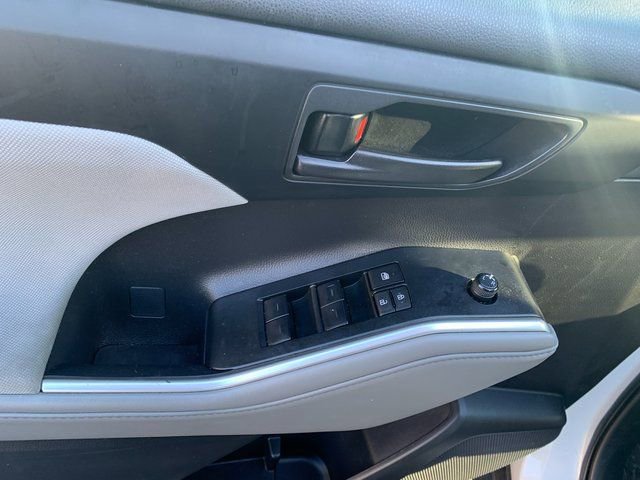 Used 2023 Toyota Highlander LE image 16