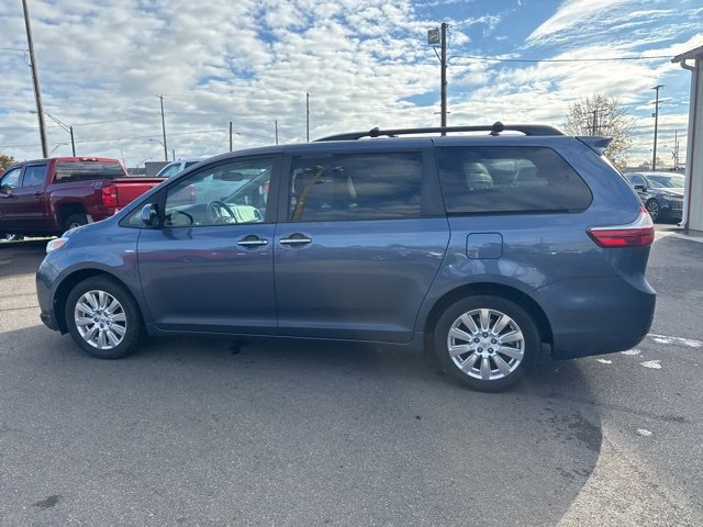 Used 2017 Toyota Sienna XLE image 7