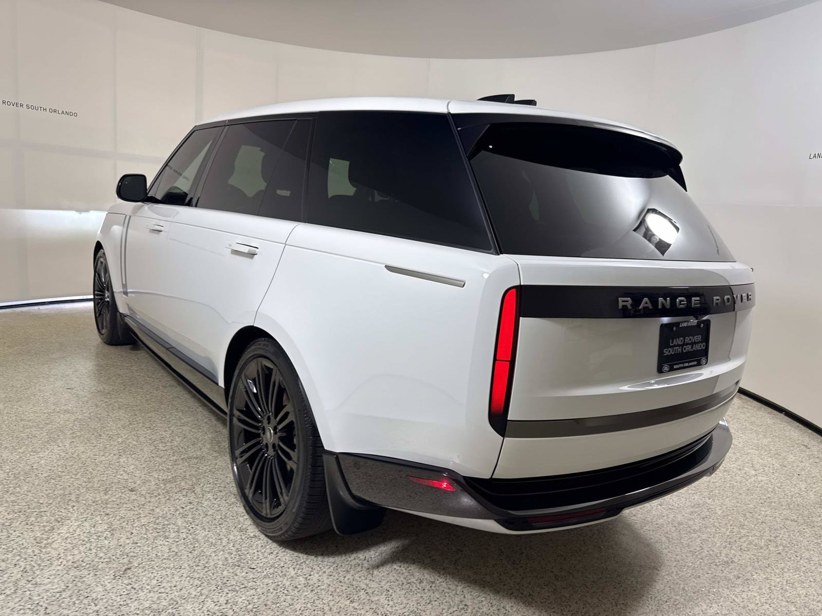 Used 2025 Land Rover Range Rover Long Wheelbase SE AWD/4WD image 3