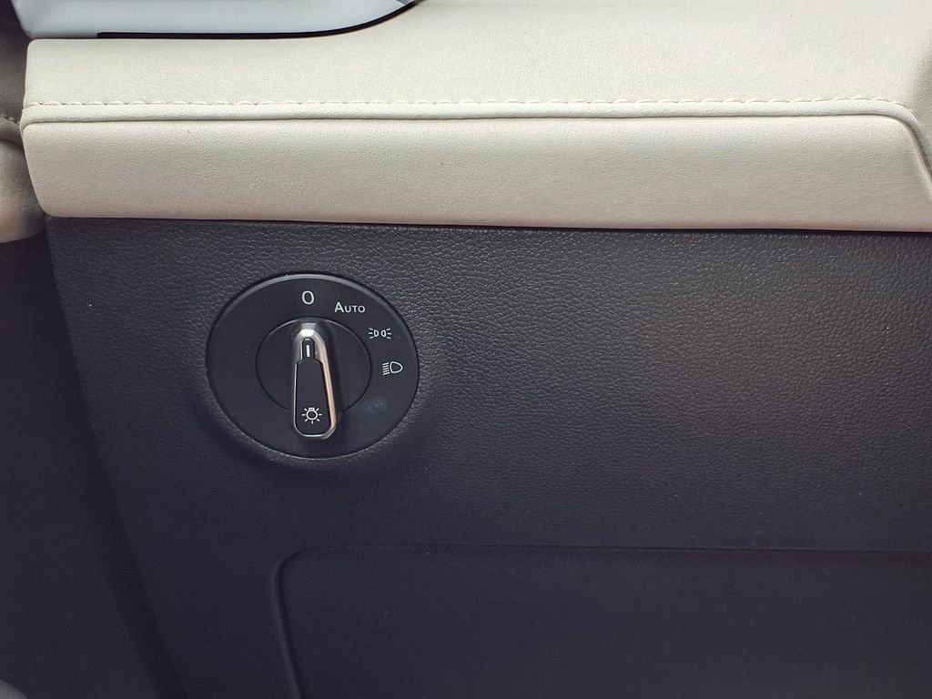 Used 2025 Volkswagen Taos SE AWD/4WD image 16