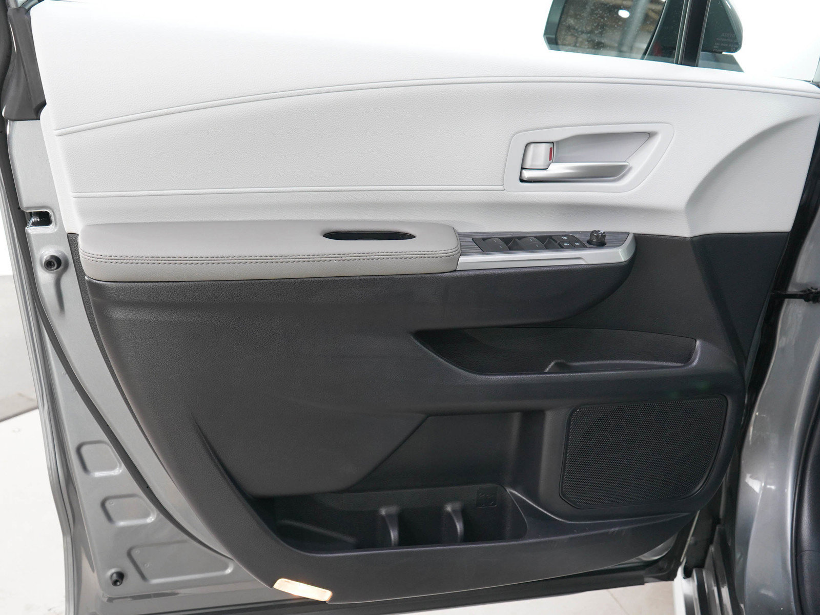 Used 2026 Toyota Sienna XLE FWD image 21