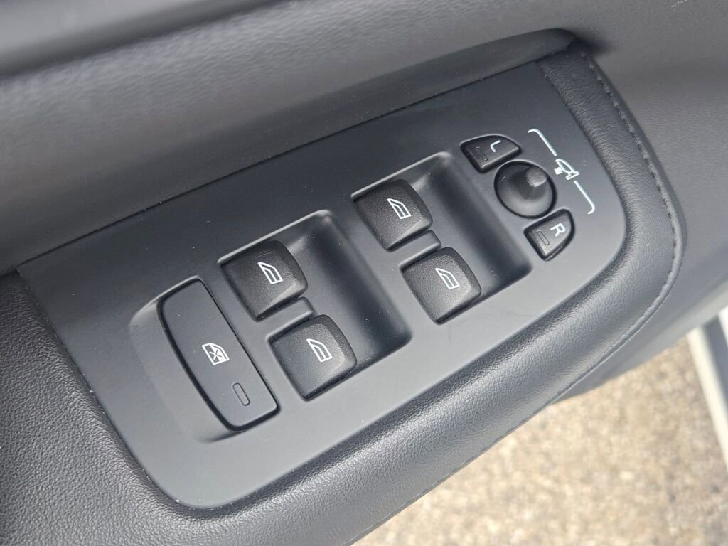 Used 2024 Volvo S60 B5 Core FWD image 21
