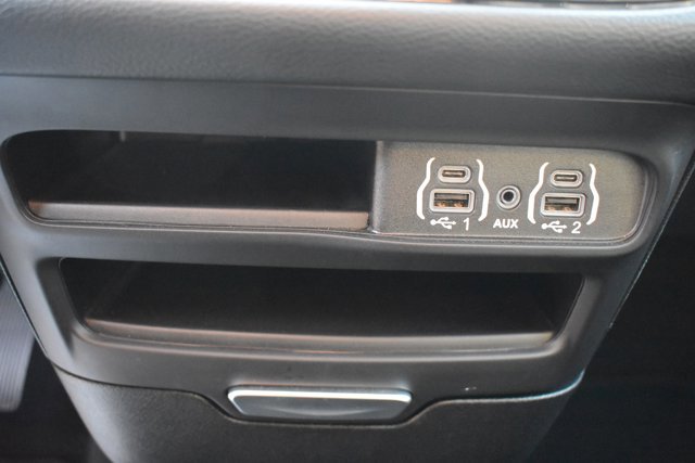 Used 2025 Chrysler Pacifica Select image 28