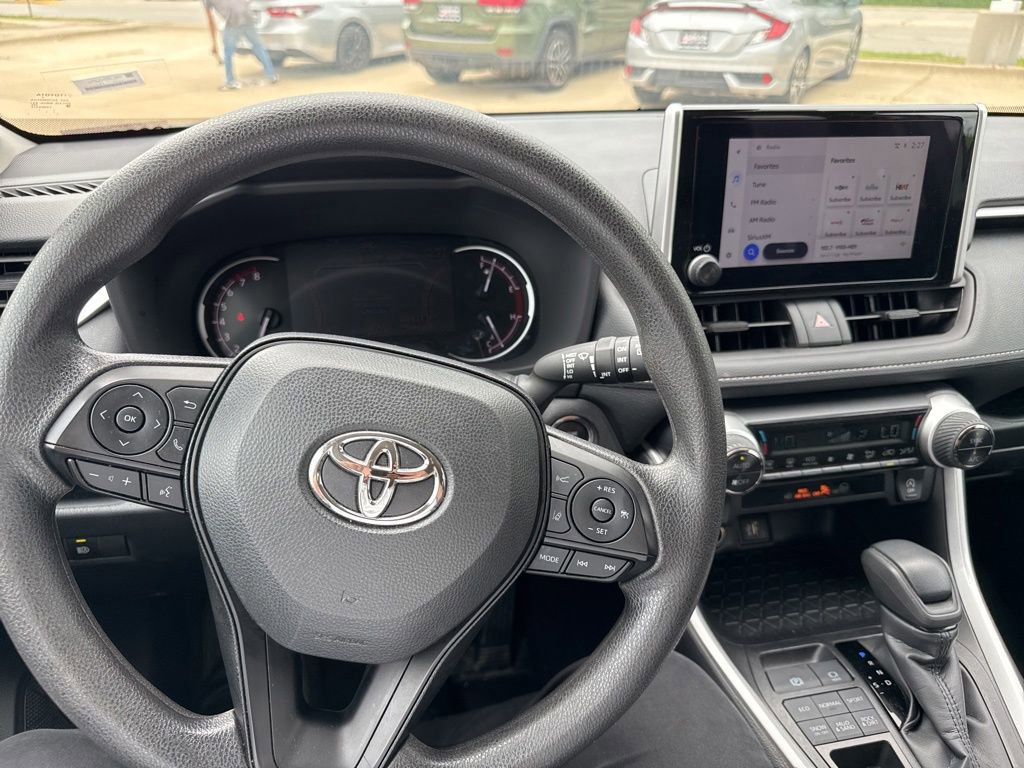 Used 2025 Toyota RAV4 XLE AWD/4WD image 19
