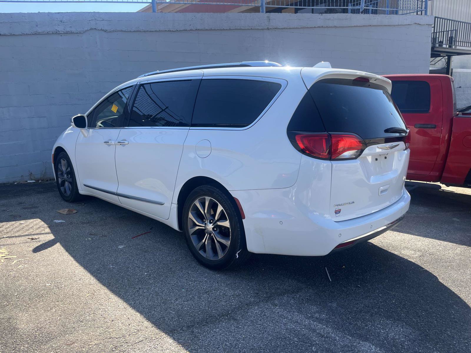 Used 2017 Chrysler Pacifica Limited FWD image 3
