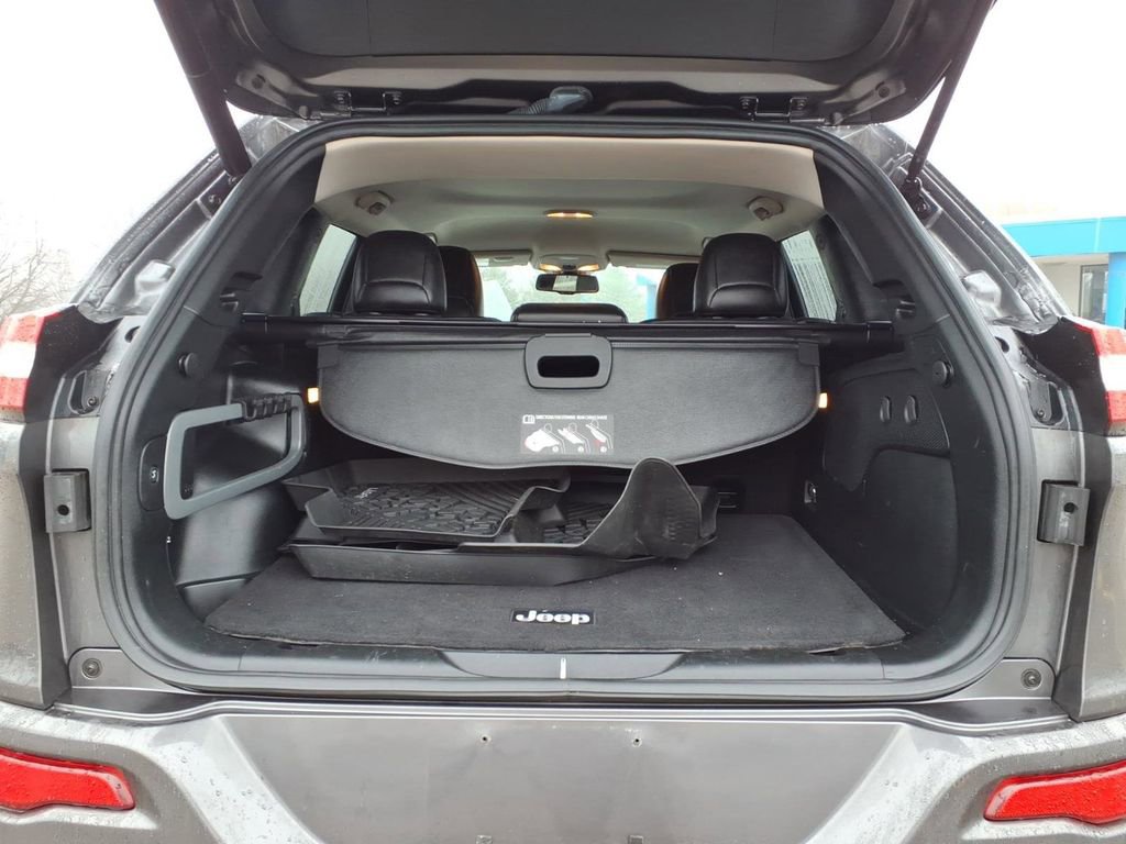 Used 2018 Jeep Cherokee Overland image 8