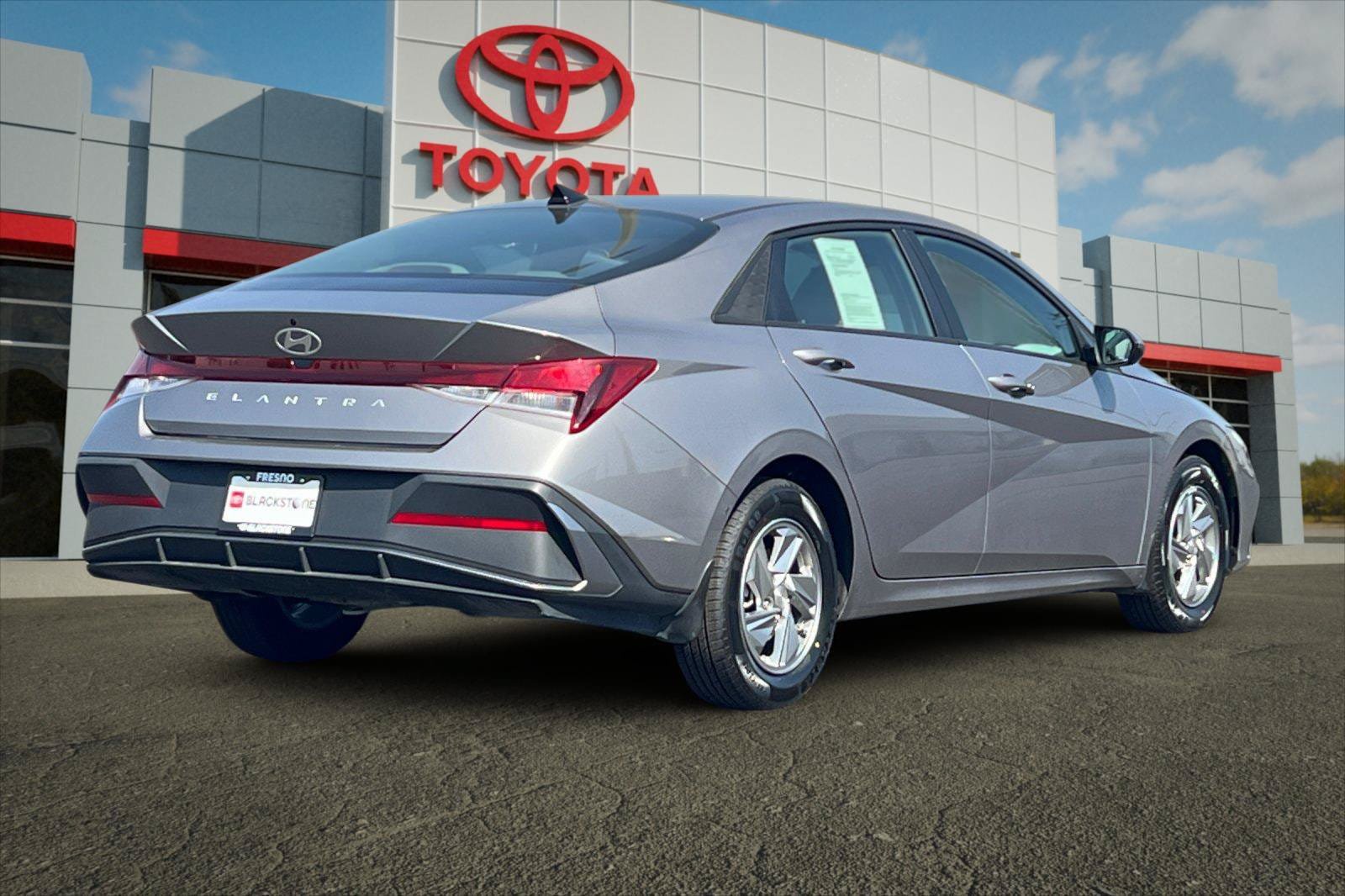 Used 2024 Hyundai Elantra SE FWD image 3