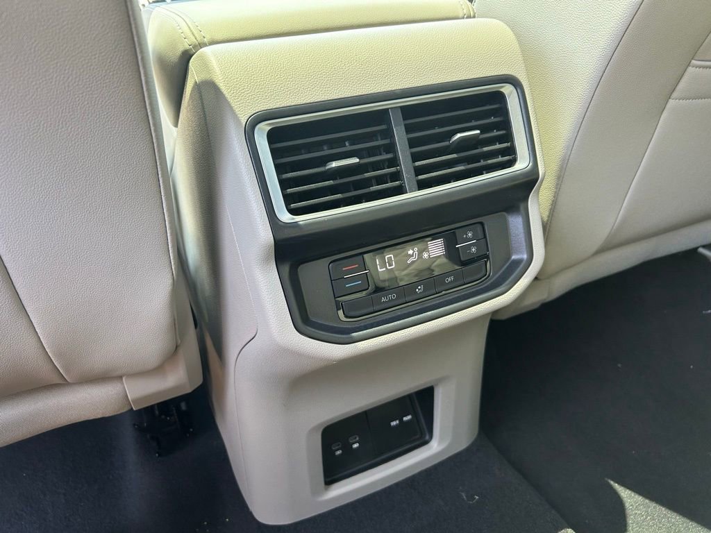 Used 2025 Volkswagen Atlas SE w/ Panoramic Sunroof Package image 42