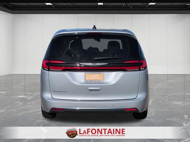Used 2024 Chrysler Pacifica Touring-L FWD image 4