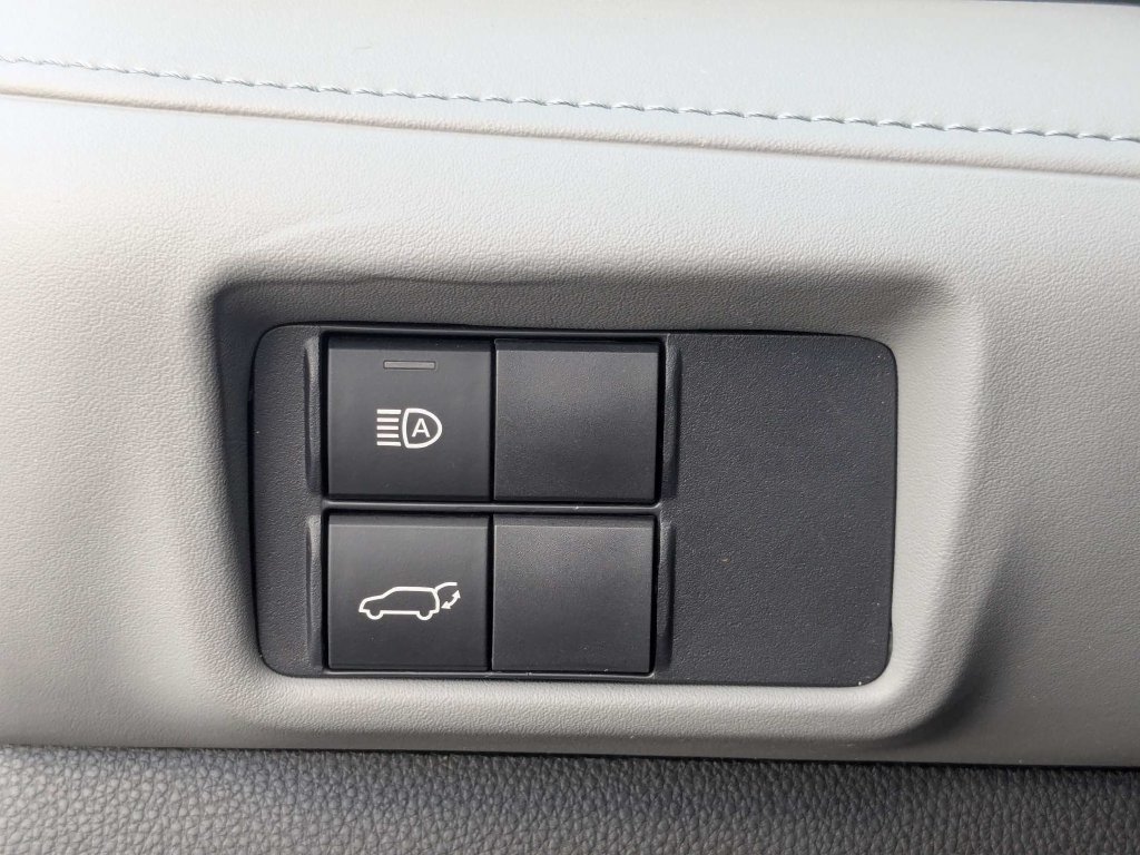 Used 2021 Toyota Highlander XLE AWD/4WD image 35