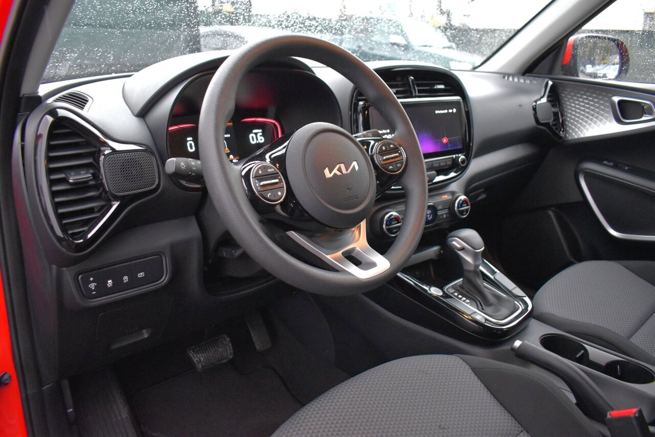 Used 2023 Kia Soul S FWD image 3