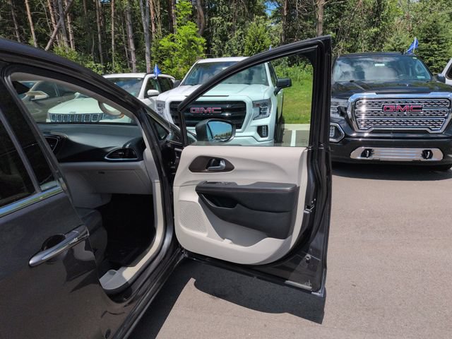 Used 2018 Chrysler Pacifica Touring-L Plus w/ Tire & Wheel Group FWD image 14