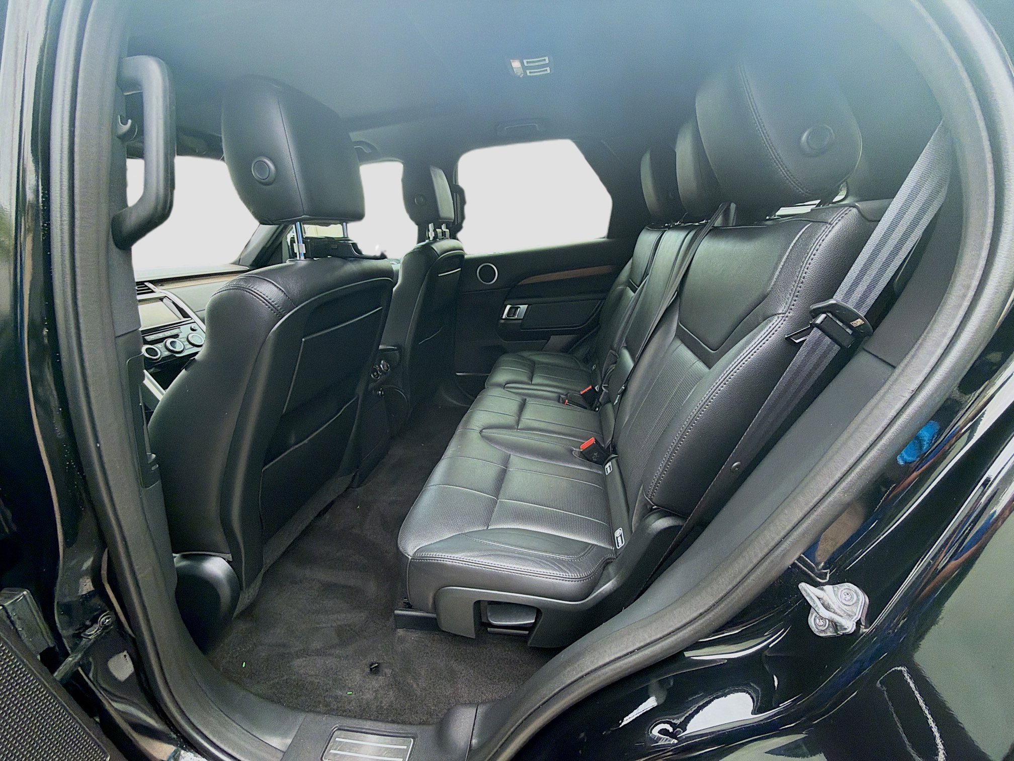 Used 2018 Land Rover Discovery HSE image 24