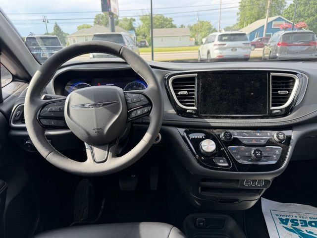 Used 2023 Chrysler Pacifica Touring-L w/ S Appearance Package FWD image 10
