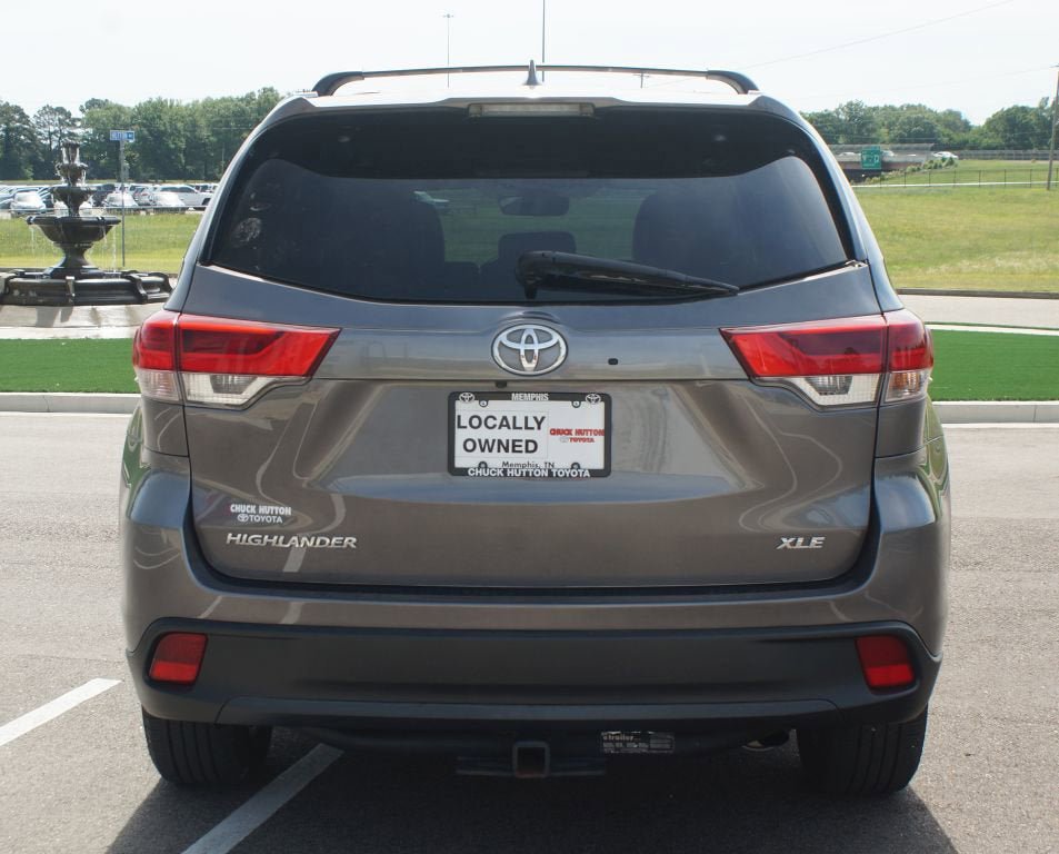 Used 2019 Toyota Highlander XLE FWD image 3