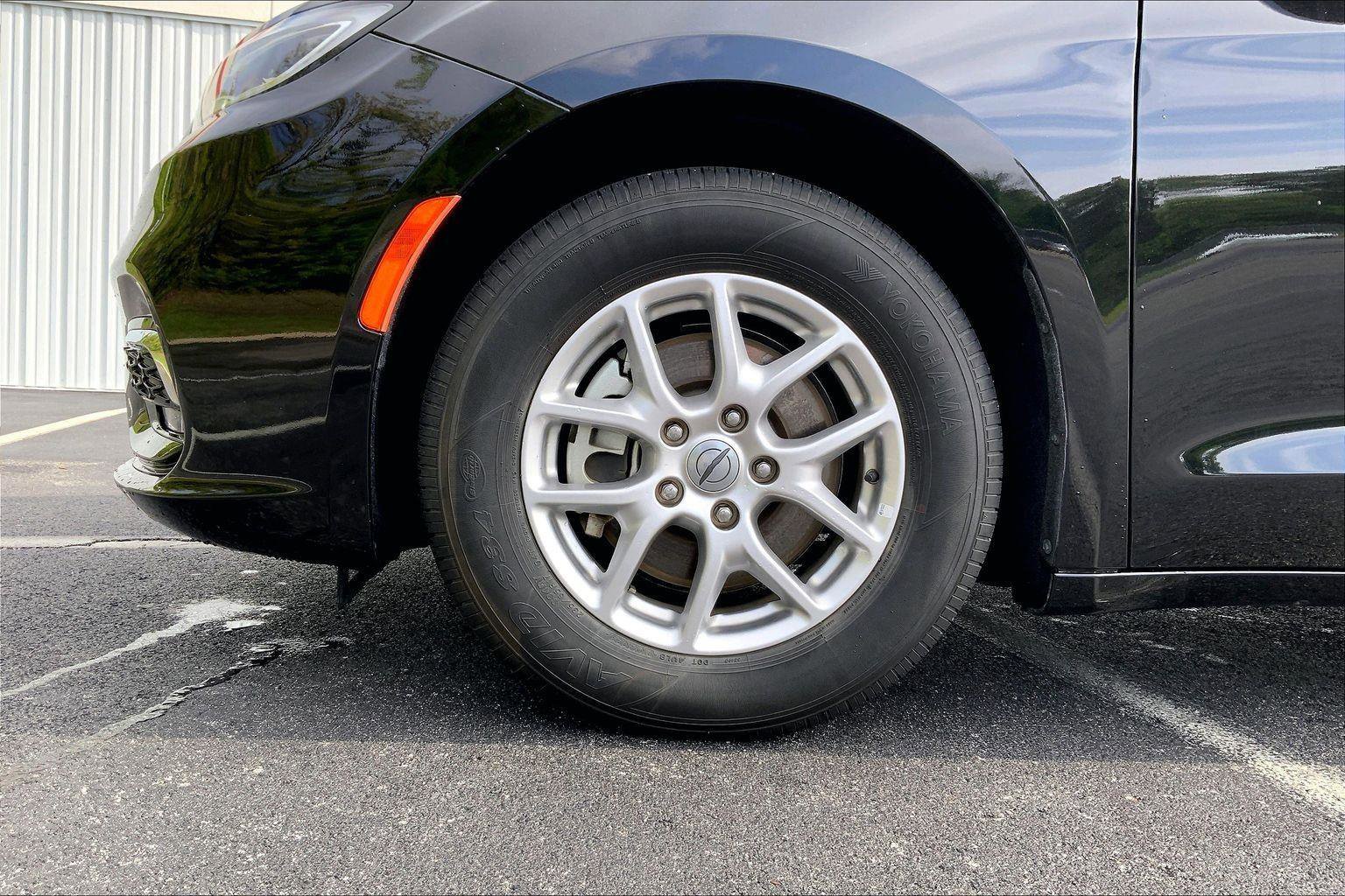 Used 2024 Chrysler Pacifica Touring-L FWD image 9