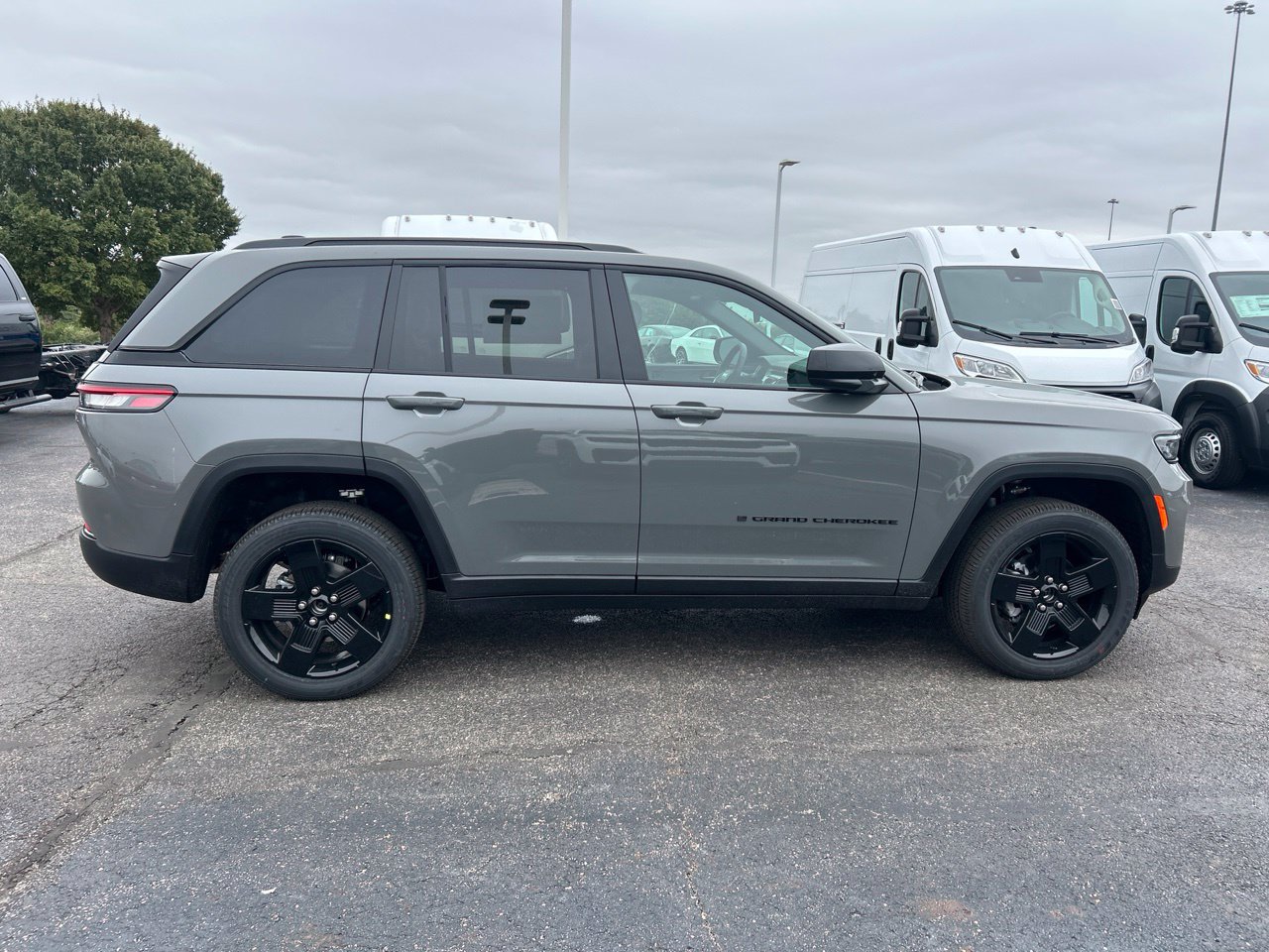 New 2027 Jeep Grand Cherokee Laredo X AWD/4WD image 2