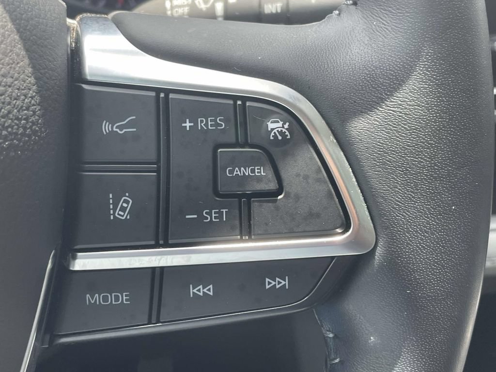 Used 2021 Toyota Highlander LE FWD image 27