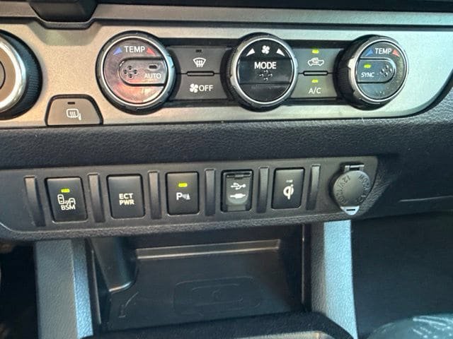 Used 2016 Toyota Tacoma TRD Off-Road AWD/4WD image 28