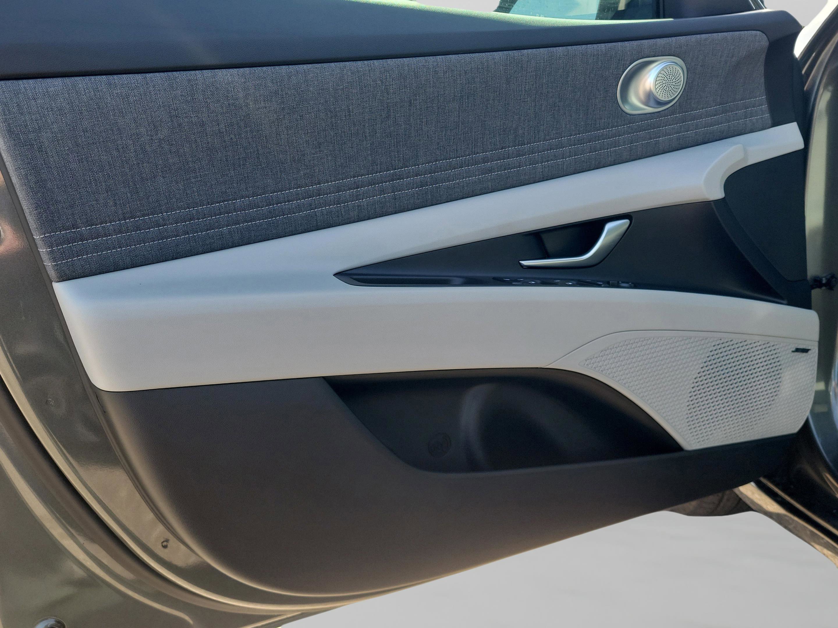 New 2026 Hyundai Elantra Limited FWD image 6