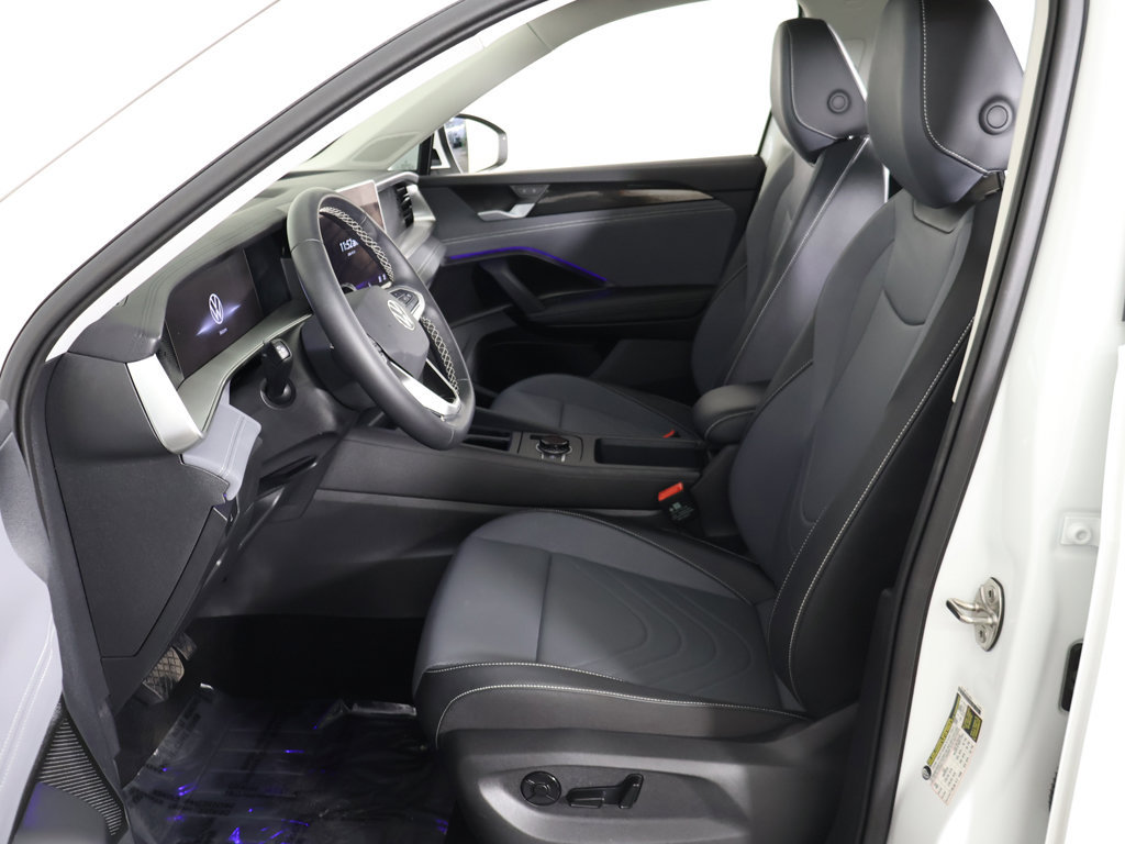 Used 2025 Volkswagen Tiguan SE w/ Panoramic Sunroof Package AWD/4WD image 31
