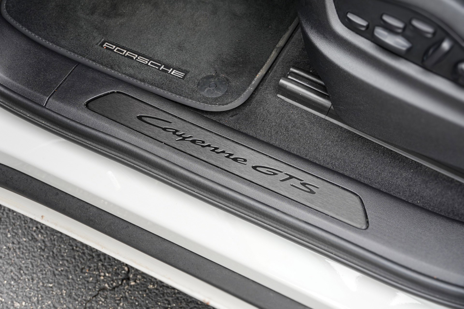 Used 2025 Porsche Cayenne GTS AWD/4WD image 13