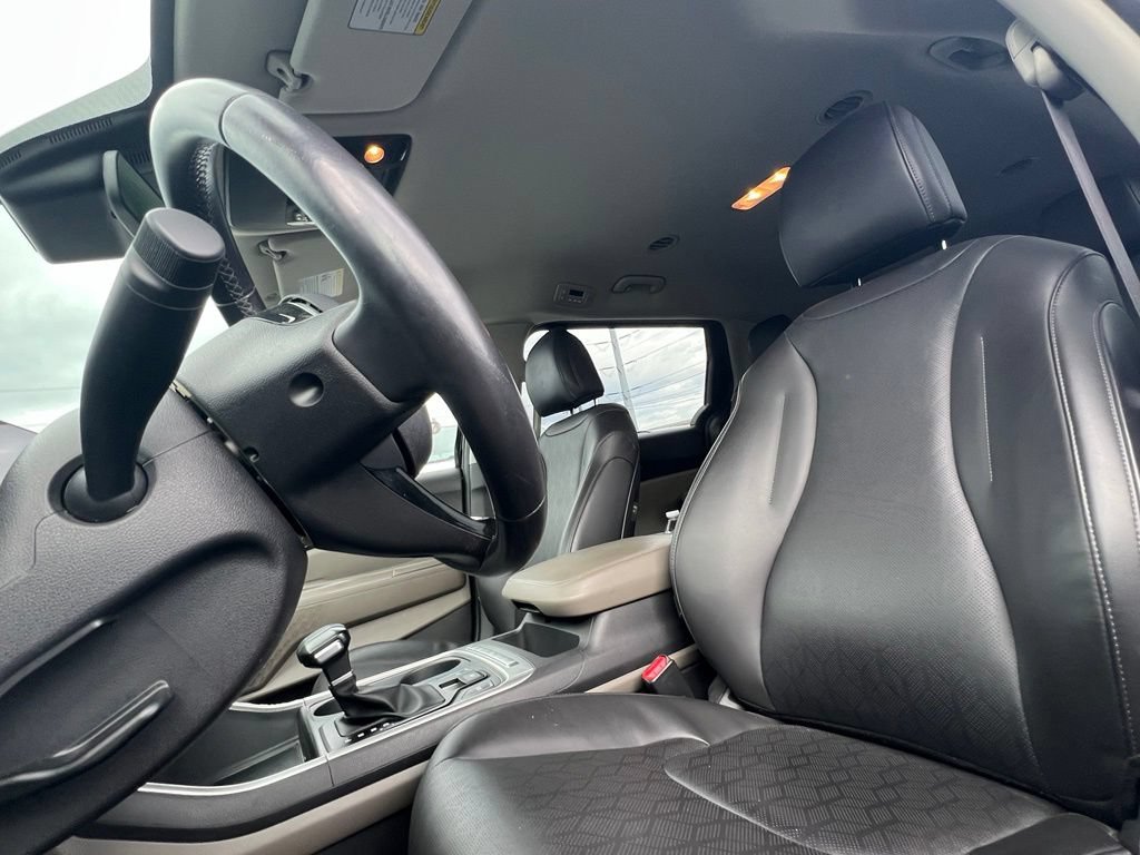 Used 2025 Kia Carnival FWD image 15