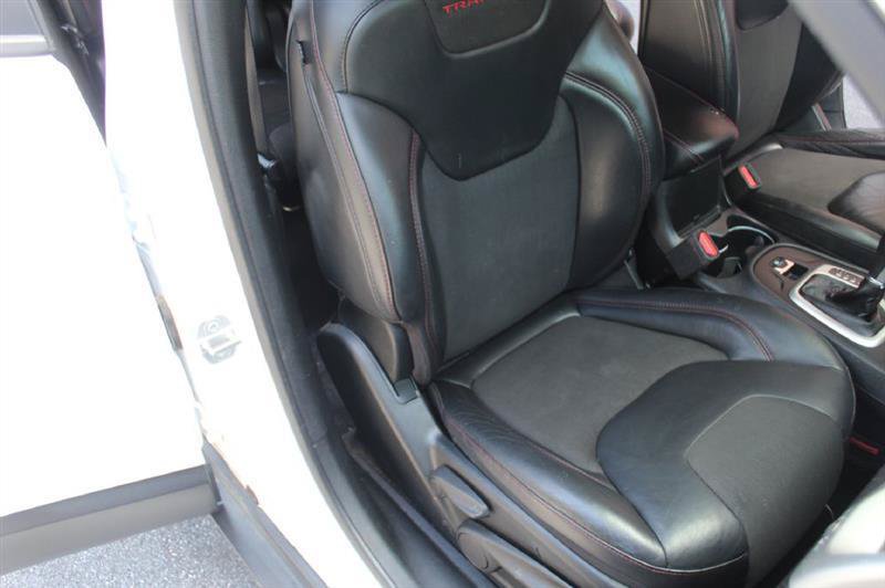 Used 2018 Jeep Cherokee Trailhawk AWD/4WD image 12